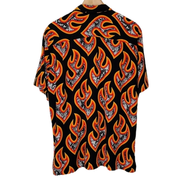 NWT Urban Outfitters Men's Flames Print Short Sleeve Casual Button Down Shirt - Picture 2 of 12